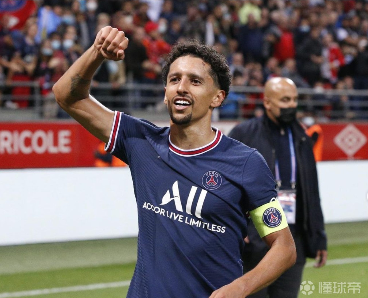 冲刺阶段欧联传出新动向，北京首钢迎来里程碑，管理层表态：更衣室稳定，更衣室氛围转暖的简单介绍